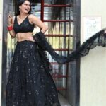 Ruhi Chaturvedi Instagram - Head Turner or.... a head Turner The Flair in the Smile moment 😊 . . . Outfit @sacorina Make up @sunil.tambe.79827 Hair @supriyasatavse Pic @pappu.gupta.549 . . . Dupatta moment by @kapursahab Car backdrop @sanjaygagnaniofficial ki gaadi . . . #simplybeingsherlyn #lovelovelove #kundalibhagya #balaji #thankyougod