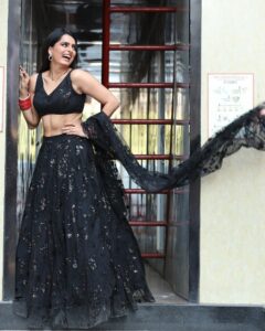 Ruhi Chaturvedi Instagram - Head Turner or.... a head Turner 
The Flair in the Smile moment 😊 
.
.
.
Outfit @sacorina
Make up @sunil.tambe.79827
Hair @supriyasatavse
Pic @pappu.gupta.549 
.
.
.
Dupatta moment by @kapursahab 
Car backdrop @sanjaygagnaniofficial ki gaadi 
.
.
.
#simplybeingsherlyn #lovelovelove #kundalibhagya #balaji #thankyougod