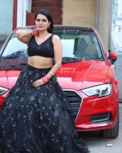 Ruhi Chaturvedi Instagram - Head Turner or.... a head Turner 
The Flair in the Smile moment 😊 
.
.
.
Outfit @sacorina
Make up @sunil.tambe.79827
Hair @supriyasatavse
Pic @pappu.gupta.549 
.
.
.
Dupatta moment by @kapursahab 
Car backdrop @sanjaygagnaniofficial ki gaadi 
.
.
.
#simplybeingsherlyn #lovelovelove #kundalibhagya #balaji #thankyougod