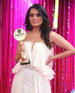 Ruhi Chaturvedi Instagram - Thank you Zee Rishtey Awards 2020 for ending the year with a bang @zeetv
.
.
Thank you @ektarkapoor ma'am for "Kundali Bhagya" . @beinganilnagpal sir for letting "Sherlyn" be as evil as needed . @muktadhond ma'am you hold a special place in my heart... Thank you for reading all my crazy msgs and not breaking my head...

 @jassi.saluja22 behen thank you for not giving up . @sahil.sharma540 sir thank you for directing "Sherlyn" . 

And my Kundali family you guys are LOVE .

Wearing my love @officialswapnilshinde 
Jewellery @the_jewel_gallery
Make up @r_aj11111 
Hair @sanabharsakal 
.
.
#Zra2020 #khalnayak #lovelovelove #thankyougod