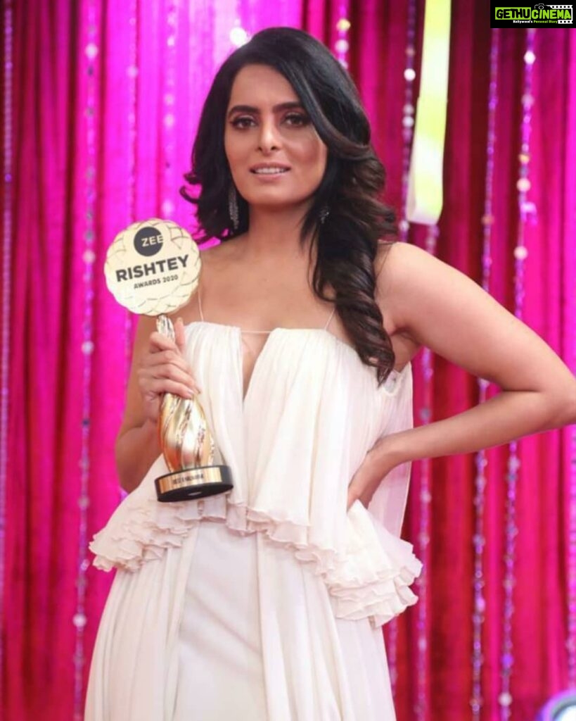 Ruhi Chaturvedi Instagram - Thank you Zee Rishtey Awards 2020 for ending the year with a bang @zeetv . . Thank you @ektarkapoor ma'am for "Kundali Bhagya" . @beinganilnagpal sir for letting "Sherlyn" be as evil as needed . @muktadhond ma'am you hold a special place in my heart... Thank you for reading all my crazy msgs and not breaking my head... @jassi.saluja22 behen thank you for not giving up . @sahil.sharma540 sir thank you for directing "Sherlyn" . And my Kundali family you guys are LOVE . Wearing my love @officialswapnilshinde Jewellery @the_jewel_gallery Make up @r_aj11111 Hair @sanabharsakal . . #Zra2020 #khalnayak #lovelovelove #thankyougod