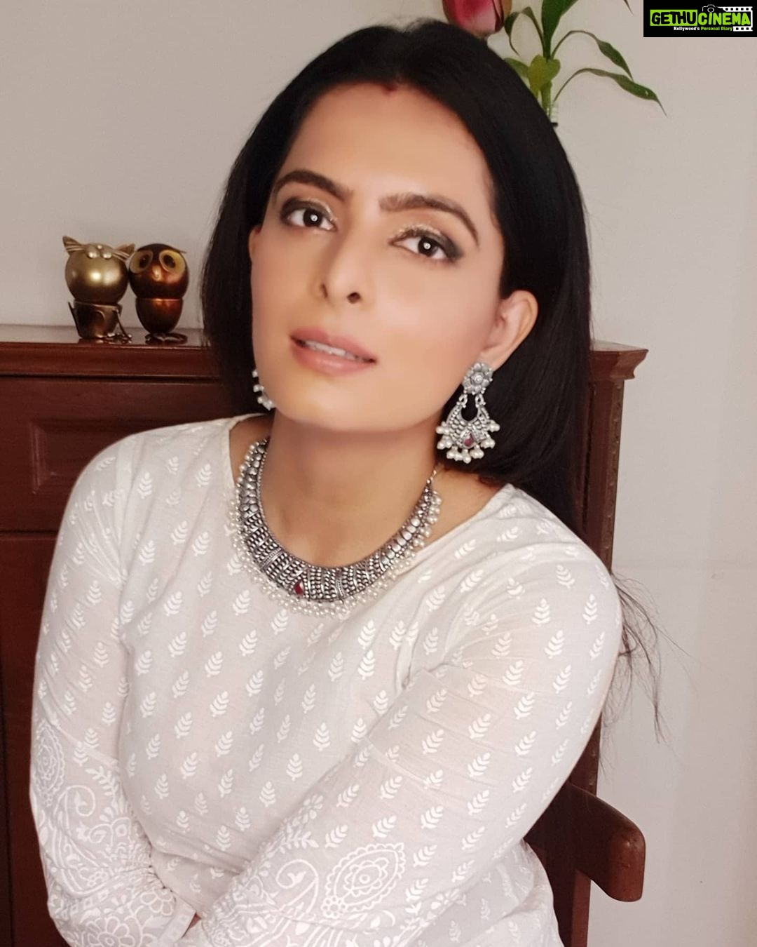 Ruhi Chaturvedi Instagram - देसी गर्ल . . . . Jewellery by @luxomodaa Make up by @r_aj11111 Hair by @sanabharsakal . . . #younevergowrongwithpearls #lovelovelove #thatglowisoflove