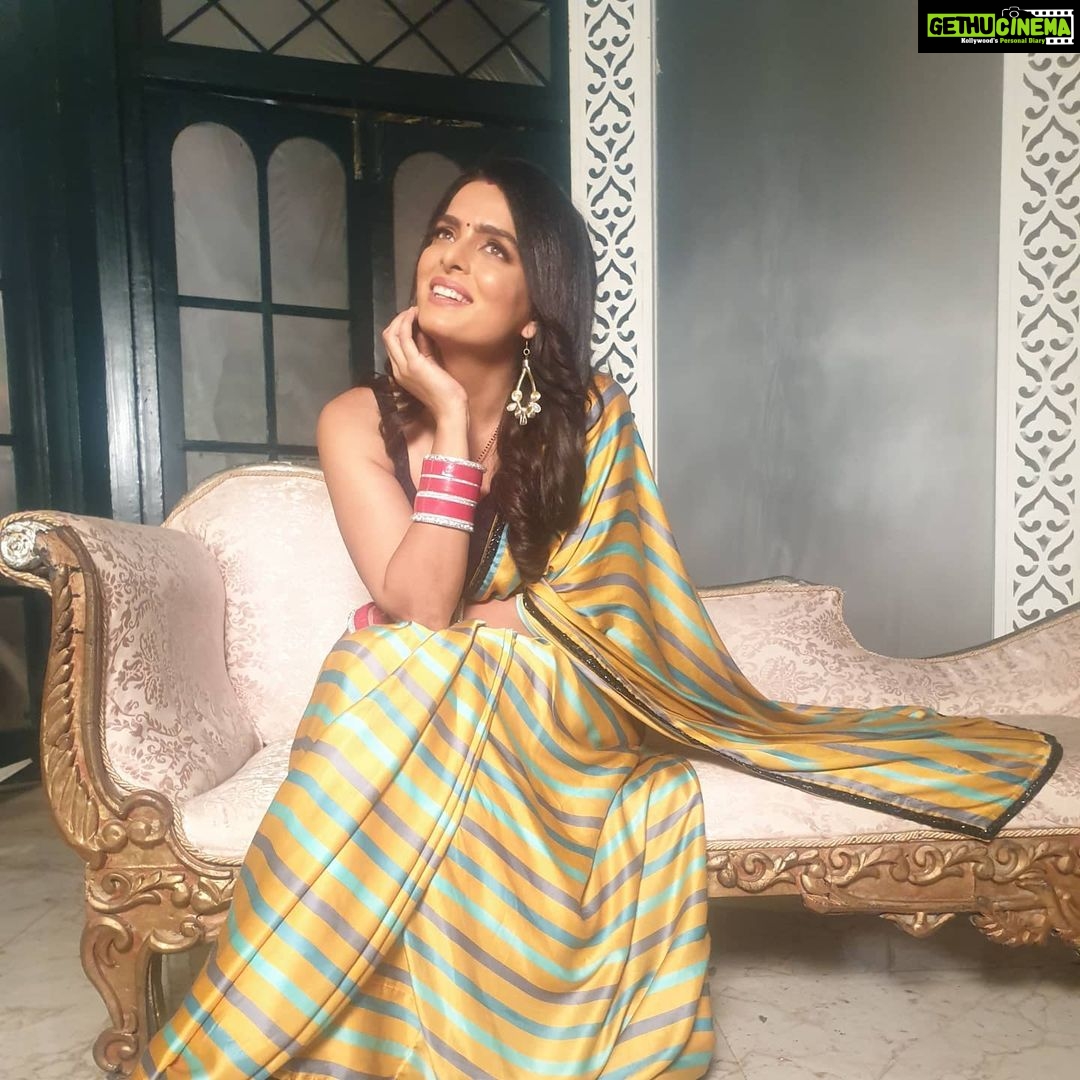 Ruhi Chaturvedi Instagram - Thinking about what to eat ๐๐ฎ๐๐ฅ . . . Styled by @sacorina Hair - @sanabharsakal Make up - @r_aj11111 Pic - @aff__shaikh . . . #simplybeingsherlyn #Foodisbae #lovelovelove #Thankyougod