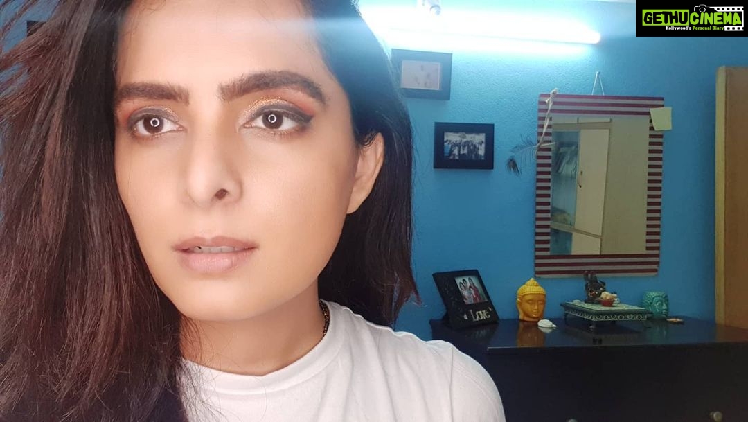 Ruhi Chaturvedi Instagram - Accidental Selfie 🦋 . . . . #iranoutofpictures #lovelovelove