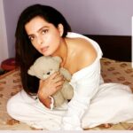 Ruhi Chaturvedi Instagram - No round roti.... But still a HOTTY 🐼 . . . . #captionisnotrelatedtothepicture #teddywasmyfirstevertoy #stilladaddysgirl❤️ #lovelovelove #RCstories