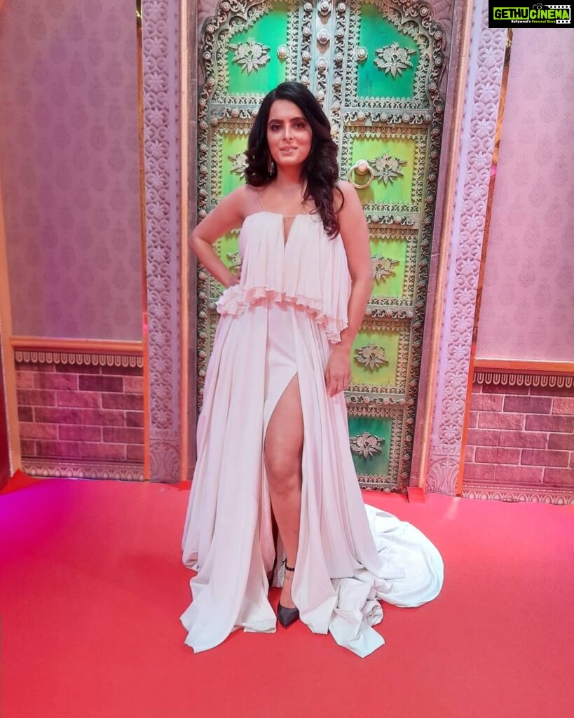 Ruhi Chaturvedi Instagram - Thank you Zee Rishtey Awards 2020 for ending the year with a bang @zeetv . . Thank you @ektarkapoor ma'am for "Kundali Bhagya" . @beinganilnagpal sir for letting "Sherlyn" be as evil as needed . @muktadhond ma'am you hold a special place in my heart... Thank you for reading all my crazy msgs and not breaking my head... @jassi.saluja22 behen thank you for not giving up . @sahil.sharma540 sir thank you for directing "Sherlyn" . And my Kundali family you guys are LOVE . Wearing my love @officialswapnilshinde Jewellery @the_jewel_gallery Make up @r_aj11111 Hair @sanabharsakal . . #Zra2020 #khalnayak #lovelovelove #thankyougod