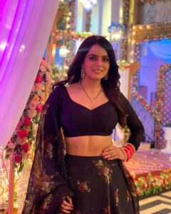 Ruhi Chaturvedi Instagram - Little black dress as per Indian Soap Opera Norms 😊. #CantGoWrongWithIt
Picture credit: @sarya12
Outfit - @sacorina 
Make up - @r_aj11111 
Hair - @sanabharsakal 
.
.
.
#simplybeingsherlyn #kundalibhagya