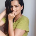 Ruhi Chaturvedi Instagram - Ankhiyon Se Goli Mare . . . . #lockdownday #patanahikomsadinhai #gharbaithoindia Ghar Pe........