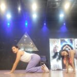 Ruhi Chaturvedi Instagram - Being an actor is not easy.... It takes a village to put up a good show.... Crazy amount of practice for just those 60 seconds on stage . But in the end the LOVE we get as an Actor for our craft . It's all worth it . . . . . #zrarehearsals #ihadthebestteam #day1ofrehearsals