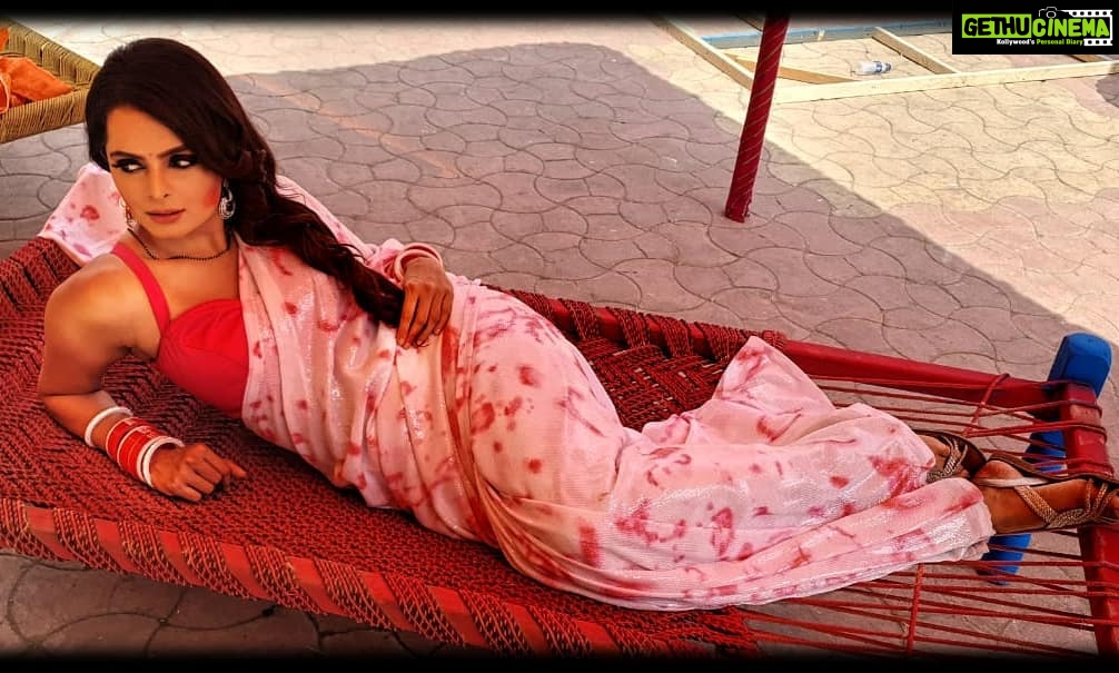 Ruhi Chaturvedi Instagram - सरकाए लियो खटिया जाड़ा लगे . . . Outfit - @sacorina Make up - @r_aj11111 Hair - @supriyasatavse Pic - @shilpasanghv . . #simplybeingsherlyn #holi2020 #kundalibhagya #balaji #thankyougod