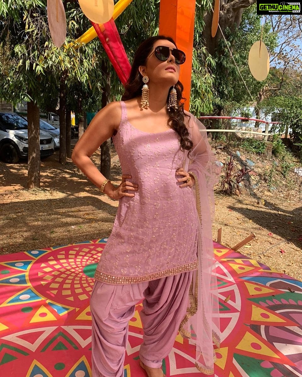 Ruhi Chaturvedi Instagram - Swag Wali Holi . . . . 👗 - @anusoru 💄 - @r_aj11111 . . . #simplybeingsherlyn #kundalibhagya #Holi #balaji #zeetv #thankyougod