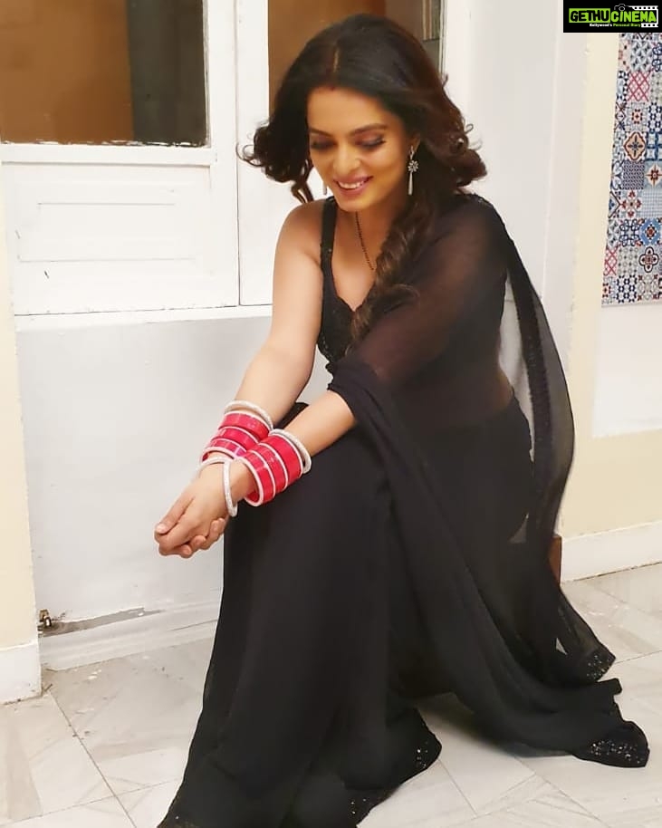 Ruhi Chaturvedi Instagram - Raat ki Rani Kissie ki naa maani 🖤 . . . . Saree by meri pyaari @sacorina Make up by @r_aj11111 Hair by @sanabharsakal Pic by @shilpasanghv . . . #simplybeingsherlyn #kundalibhagya #balaji #zeetv #thankyougod