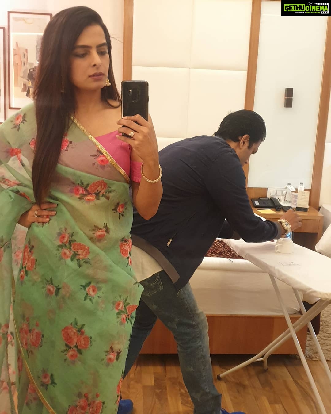 Ruhi Chaturvedi Instagram - Happy Valentine My Love 💞 . . . It's never about whose job it is to do household work.... It's about what all you wanna do for your partner . And it has to be purely out of LOVE . . . . #shivkirooh #couplegoals❤ #lovelovelove #thankyougod #Shaadikaysideeffects