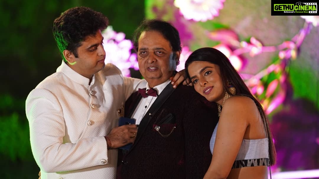 Ruhi Chaturvedi Instagram - Happy birthday to my constant... For believing in me... Telling me that it's not gonna be easy but it's gonna be worth it... I LOVE YOU 🎂 . THANK YOU for being my dad . . . . . #dadkiladli #maiinkiroohhu