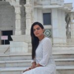 Ruhi Chaturvedi Instagram - I wanna travel , I wanna meet beautiful souls, I wanna eat local food, I wanna be a traveler with a hippie soul 🦄 . . . Permanent Photographer - @shivendraa_om_saainiyol 🐻 . . . #RCtravels #jaipurdiaries #birlamandir #chandani Birla Mandir Jaipur