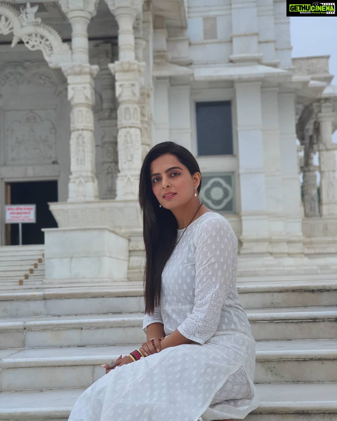 Ruhi Chaturvedi Instagram - I wanna travel , I wanna meet beautiful souls, I wanna eat local food, I wanna be a traveler with a hippie soul š¦ . . . Permanent Photographer - @shivendraa_om_saainiyol š» . . . #RCtravels #jaipurdiaries #birlamandir #chandani Birla Mandir Jaipur