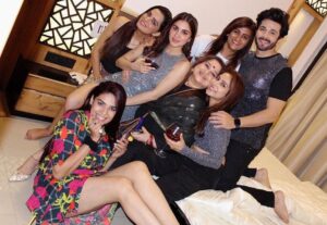 Ruhi Chaturvedi Instagram - Dost nahi परिवार हो Tum 💕 Thank you @vinnyaroradhoopar @dheerajdhoopar for last night . You guys made us feel special 💏 . . . . #shivkirooh #kundalifamily #thankyougod #karusharukikahaani