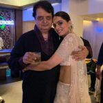 Ruhi Chaturvedi Instagram - Jab mil baithai 3 yaar Papa , Beti aur Hamara pyaar 💕 . . . . #daddykibeti #lovelovelove #imhisreplica #thankyougod