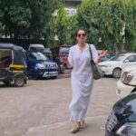Ruhi Chaturvedi Instagram - Everything looks Glamorous from outside . But it's Pure Hardwork , Passion, Blood and Sweat from inside. But in the end it's all worth it..... Outfit info - Salwar Kameez - Mummy ki hai Black outfit - @harshalds Saree - @emiraasbyindrani , @indrani_designerstore Bedsheets - Koi local Dukaan ki hai ( in short Pata nahi ) . . . . #Rckikahani #backstage #funreel #simplybeingsherlyn