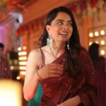 Ruhi Chaturvedi Instagram - I keep laughing. That's why they call me "हस्ती" 😁 . . . . Outfit by:- @swadeshi_shringaar Earrings by:- @kaashbykanishka Styled by :- @seam_stress_by_rajludhwani Pic by:- @theroyalprofessional . . . #dostikishaadithi #yeamerafavposehai #3slideiswhensomeonementionedfood