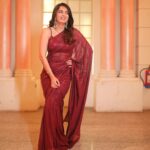 Ruhi Chaturvedi Instagram - I keep laughing. That's why they call me "हस्ती" 😁 . . . . Outfit by:- @swadeshi_shringaar Earrings by:- @kaashbykanishka Styled by :- @seam_stress_by_rajludhwani Pic by:- @theroyalprofessional . . . #dostikishaadithi #yeamerafavposehai #3slideiswhensomeonementionedfood