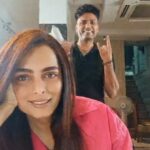 Ruhi Chaturvedi Instagram - The reason behind all my hair decisions @hairbysanjeev . If you are from Jaipur you gotta go and see this genius guy.... You will thank me later 😌 . . . . #jaipurdiaries #besthairstylist
