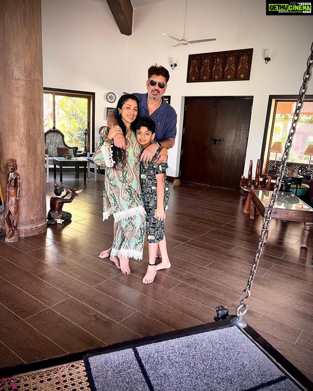 Rupali Ganguly Instagram - Plum is obsessed with Anupamaa & so is my Ma. So, FINALLY FINALLY I had to send Plumie to meet his biggest crush - Beloved Rupali ji @rupaliganguly & team THANK YOU for your time & love. You can see fanboy Plumie is so so happy. ❤️❤️❤️