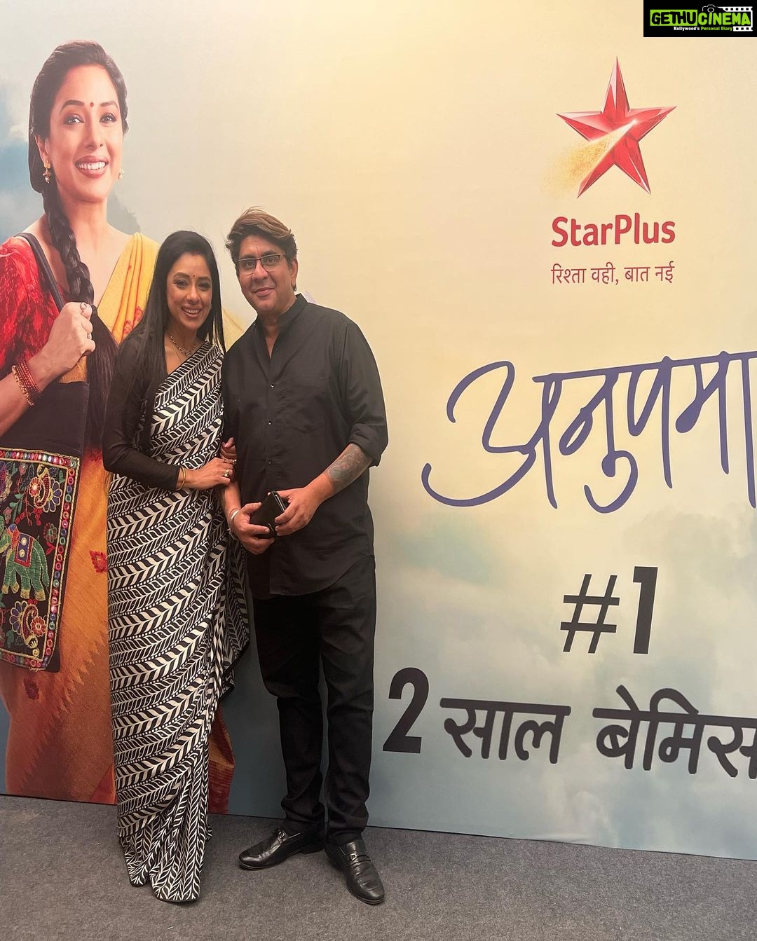 Rupali Ganguly Instagram - The Maker and his muse and moments from a very special evening on Anupamaa sets ❤️ Thank u @rajan.shahi.543 Thank u @starplus for this memorable event 🙏🏻 #felicitation #dosaalbemisal #rupaliganguly #anupamaa #evening #love #gratitude #blessed #jaimatadi #jaimahakal @gauravkhannaofficial @alpanabuch19 @bhavnawritervyas @vartak.namita @romeshkalra @archanashourie @shrivastavajay @divy0102 @arvindvaidya3 @shekharshukla.06