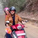 Rupali Ganguly Instagram - Anupamaa taught me how to ride a bike… Bucket list mein ek naya tick !! . . . #feelkaroreelkaro #feelitreelit #reels #explorepage #instagood #explorepage #scooter #bikeride #jaimatadi #jaimahakal #anupamaa #rupaliganguly