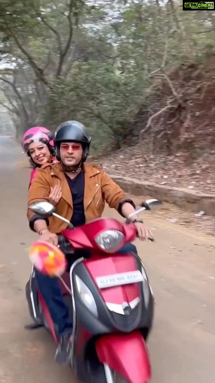 Rupali Ganguly Instagram - Anupamaa taught me how to ride a bike… Bucket list mein ek naya tick !! . . . #feelkaroreelkaro #feelitreelit #reels #explorepage #instagood #explorepage #scooter #bikeride #jaimatadi #jaimahakal #anupamaa #rupaliganguly