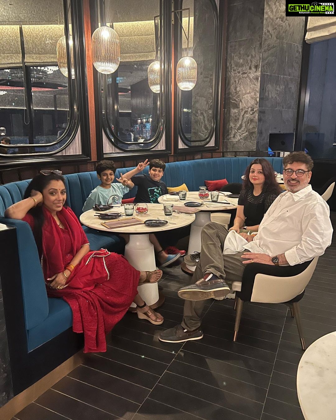 Rupali Ganguly Instagram - Pictures are the memories we capture ❤️ Dinner with family and friends like family ❤️ @gomamumbai #instagood #family #friends #dinner #rupaliganguly #rudranshverma at#nightout #justlikethat #sushi #jaimatadi #jaimahakal @ashwinkverma @anyajagtiani