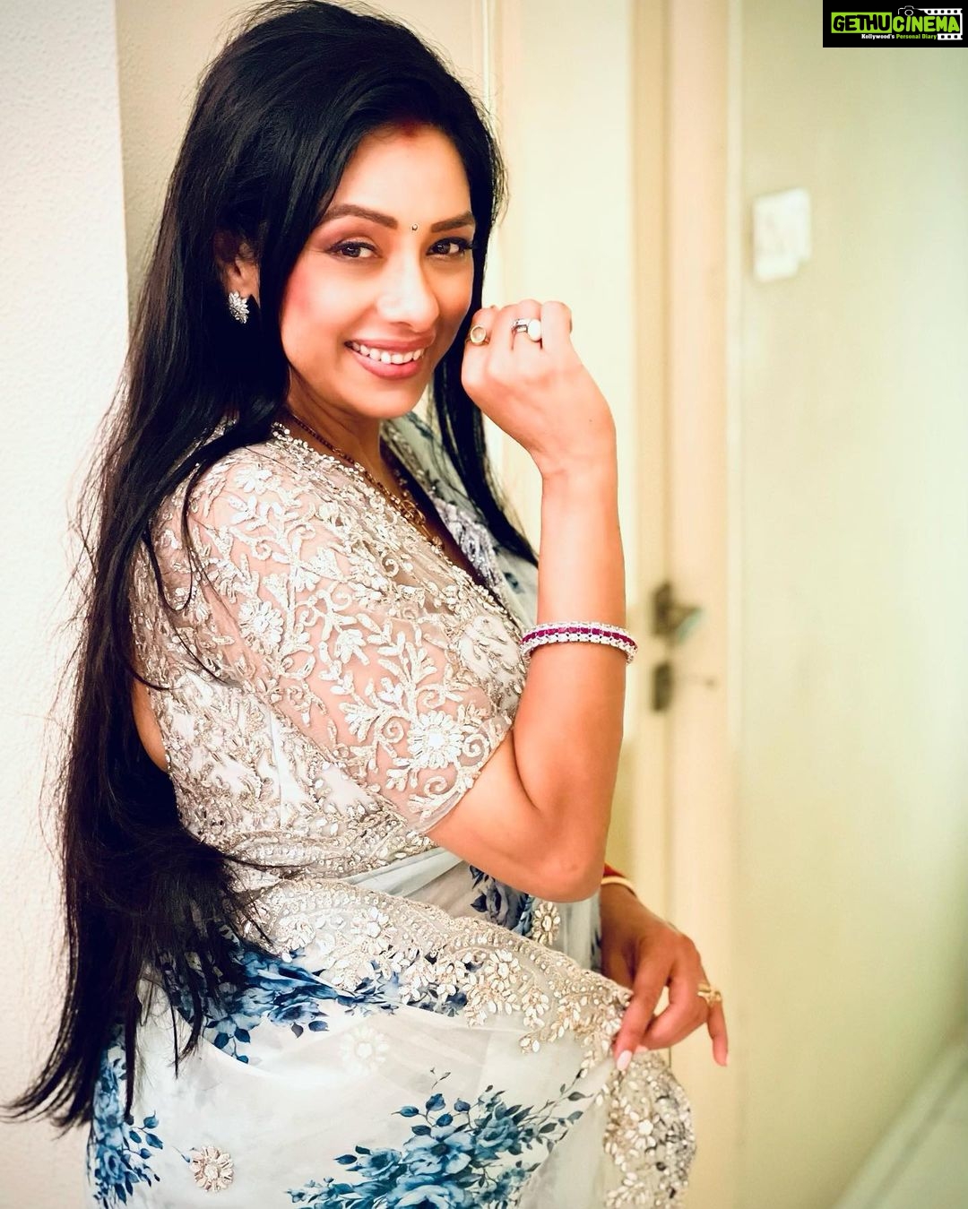 Rupali Ganguly Instagram - Saturday Night š» #saturdaynight #saturday #weekend #happiness #instagood #rupaliganguly #jaimatadi #jaimahakal Styled by @stylingbyvictor @sohail__mughal___ Saree by : @seasonsmumbai Assisted by @styleby_antara