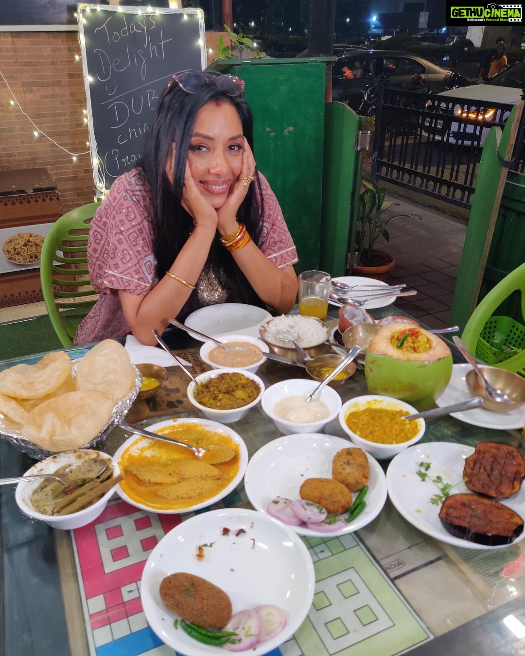 Rupali Ganguly Instagram - Happiness snapped in a picture!! The Bengali in me can never get enough of these delicacies!! ❤️ . . . #photoofday #foodie #foodlovers #instagood #instadaily #jaimatadi #jaimahakal #anupamaa #rupaliganguly