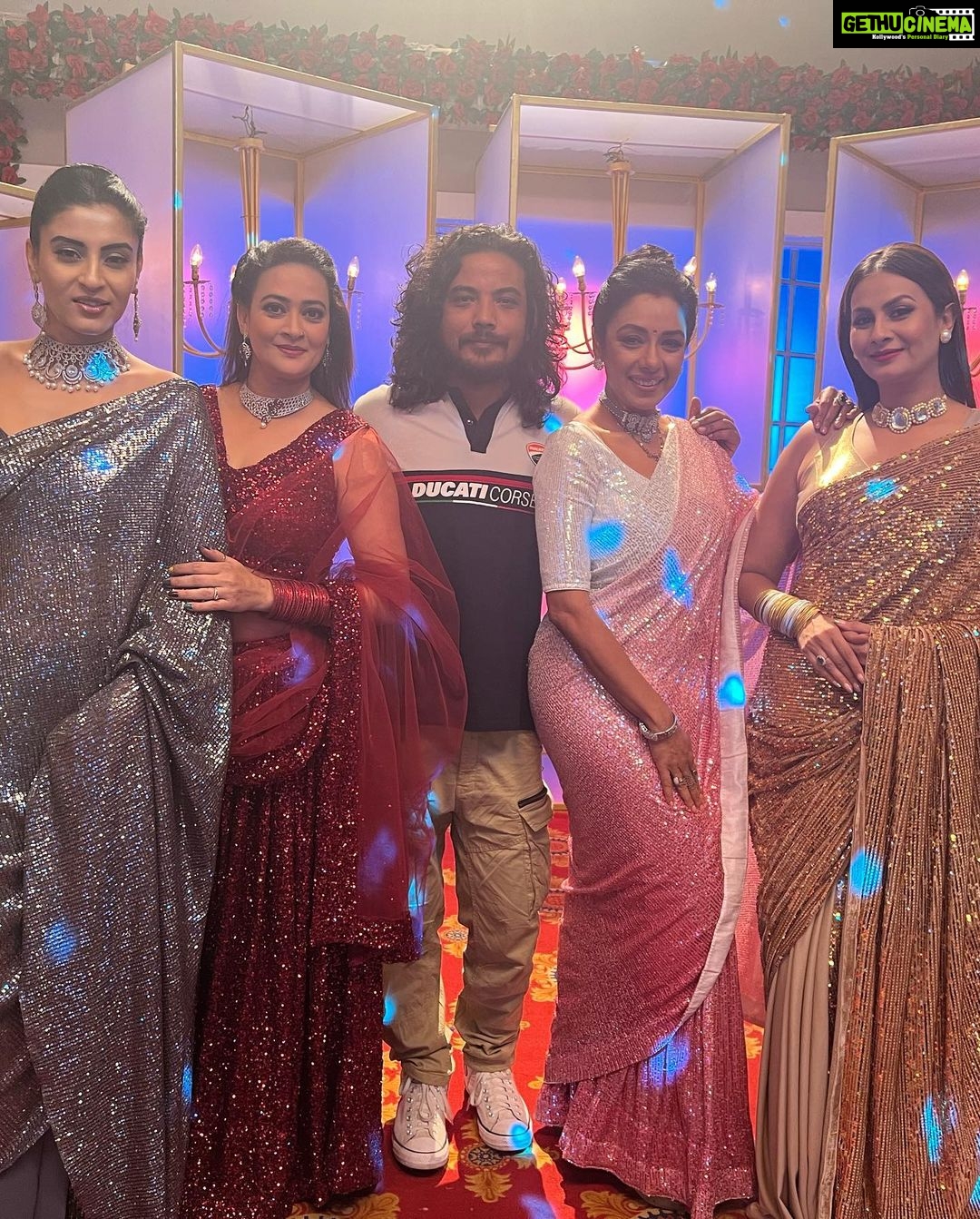 Rupali Ganguly Instagram - Happy Birthday Gullu Gundaa π€π @gulshanshah15 I can write so much about your kindness , niceness , amazing talent , the magic u create in your frames , your one liners , ur fab dress sense , ur sincerity, ur dedication, ur work obsession etc etc etc β¦. lekin aaj bas itna kahoongi ki may you get all that you have dreamt about, wished for and much much more β€οΈππ» May u always be happy healthy blessed and may ur Lady Luck walk into your life soonest ππ #happybirthday #dop #anupamaa #rupaliganguly #instagood #birthdaywishes #jaimatadi #jaimahakal @directorskutproduction