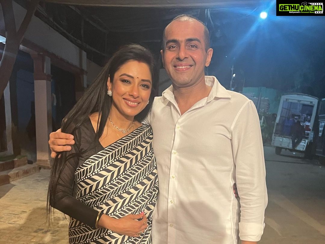 Rupali Ganguly Instagram - The Maker and his muse and moments from a very special evening on Anupamaa sets ❤️ Thank u @rajan.shahi.543 Thank u @starplus for this memorable event 🙏🏻 #felicitation #dosaalbemisal #rupaliganguly #anupamaa #evening #love #gratitude #blessed #jaimatadi #jaimahakal @gauravkhannaofficial @alpanabuch19 @bhavnawritervyas @vartak.namita @romeshkalra @archanashourie @shrivastavajay @divy0102 @arvindvaidya3 @shekharshukla.06