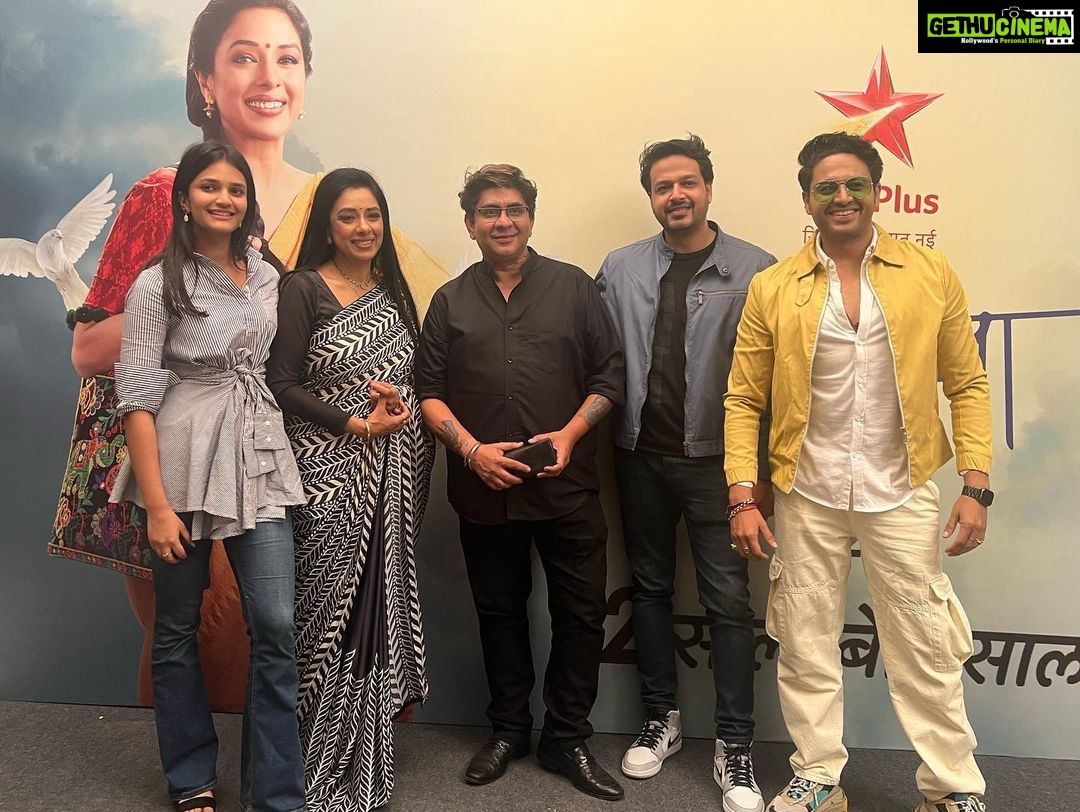 Rupali Ganguly Instagram - The Maker and his muse and moments from a very special evening on Anupamaa sets ❤️ Thank u @rajan.shahi.543 Thank u @starplus for this memorable event 🙏🏻 #felicitation #dosaalbemisal #rupaliganguly #anupamaa #evening #love #gratitude #blessed #jaimatadi #jaimahakal @gauravkhannaofficial @alpanabuch19 @bhavnawritervyas @vartak.namita @romeshkalra @archanashourie @shrivastavajay @divy0102 @arvindvaidya3 @shekharshukla.06
