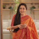 Rupali Ganguly Instagram - Doston ko party dena hai toh do, shaan se do! Magar payment UPI se kar rahe ho, toh koi bhi UPI transaction se pehle, ye UPI Safety Shield ke safety tips yaad rakho: > Always verify the UPI ID of a person before making the payment > Enter UPI PIN on the UPI PIN page only and never share the UPI PIN with anyone else > Entering UPI PIN means money getting deducted from your account. Scanning QR code is for making payment, not receiving money > For any UPI transaction related concerns, get solutions on the UPI-help section of your payment app only. Don't go asking other people or looking elsewhere. Samjhe? Safe Raho, UPI Karo! @upichalega #UPISafetyShield Saree - @glamwiz