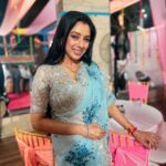 Rupali Ganguly Instagram - Six yards of pure magic for every Indian girl 🥰 My comfort clothing 💕 And I particularly liked this one a lot 😊 Styled by @stylingbyvictor @sohail__mughal___ Saree by : @seasonsmumbai Assisted by @styleby_antara #sareelove #saree #rupaliganguly #instagood #kaushalheenakishaadi #indianwear #jaimatadi #jaimahakal