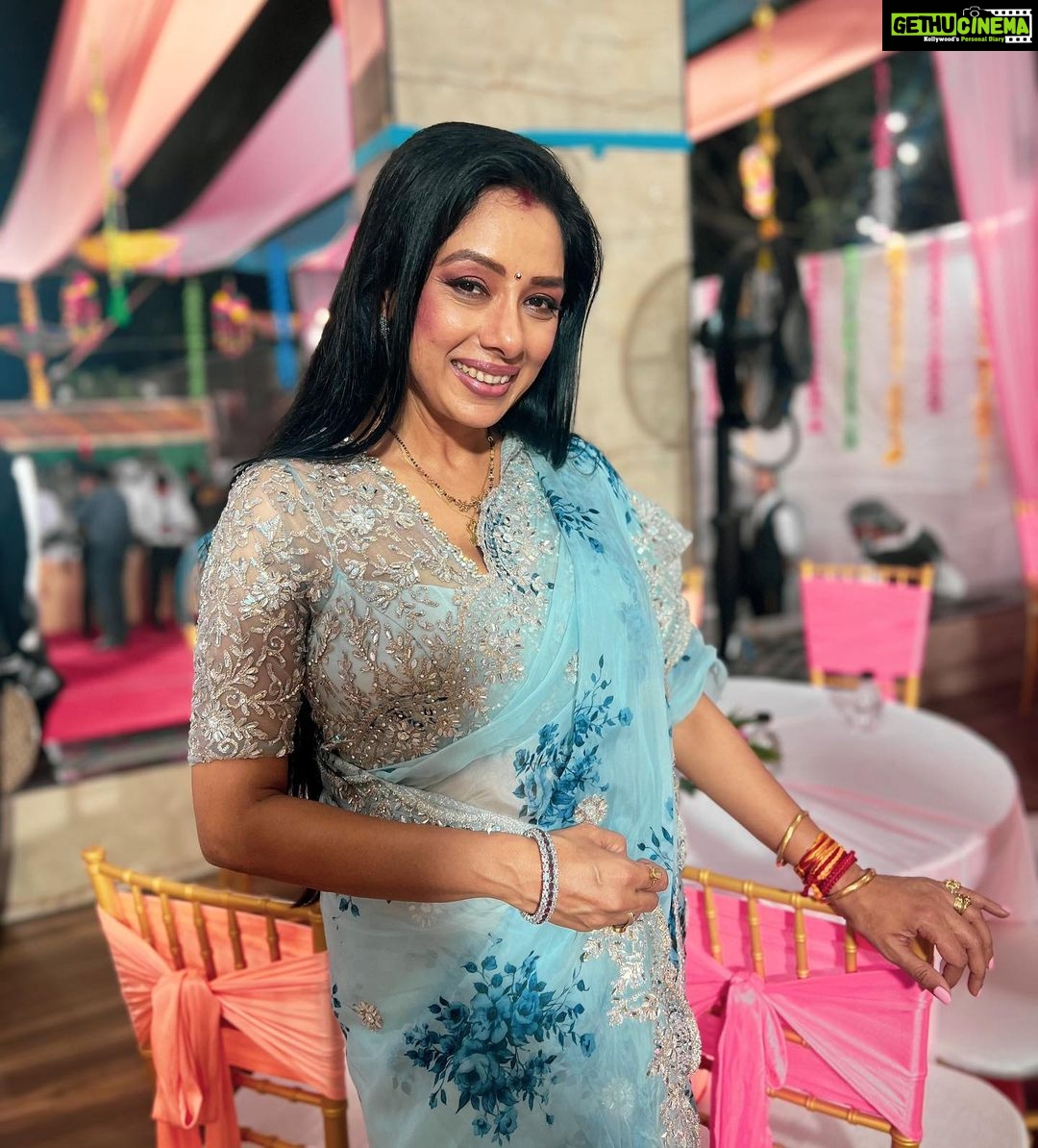 Rupali Ganguly Instagram - Six yards of pure magic for every Indian girl 🥰 My comfort clothing 💕 And I particularly liked this one a lot 😊 Styled by @stylingbyvictor @sohail__mughal___ Saree by : @seasonsmumbai Assisted by @styleby_antara #sareelove #saree #rupaliganguly #instagood #kaushalheenakishaadi #indianwear #jaimatadi #jaimahakal