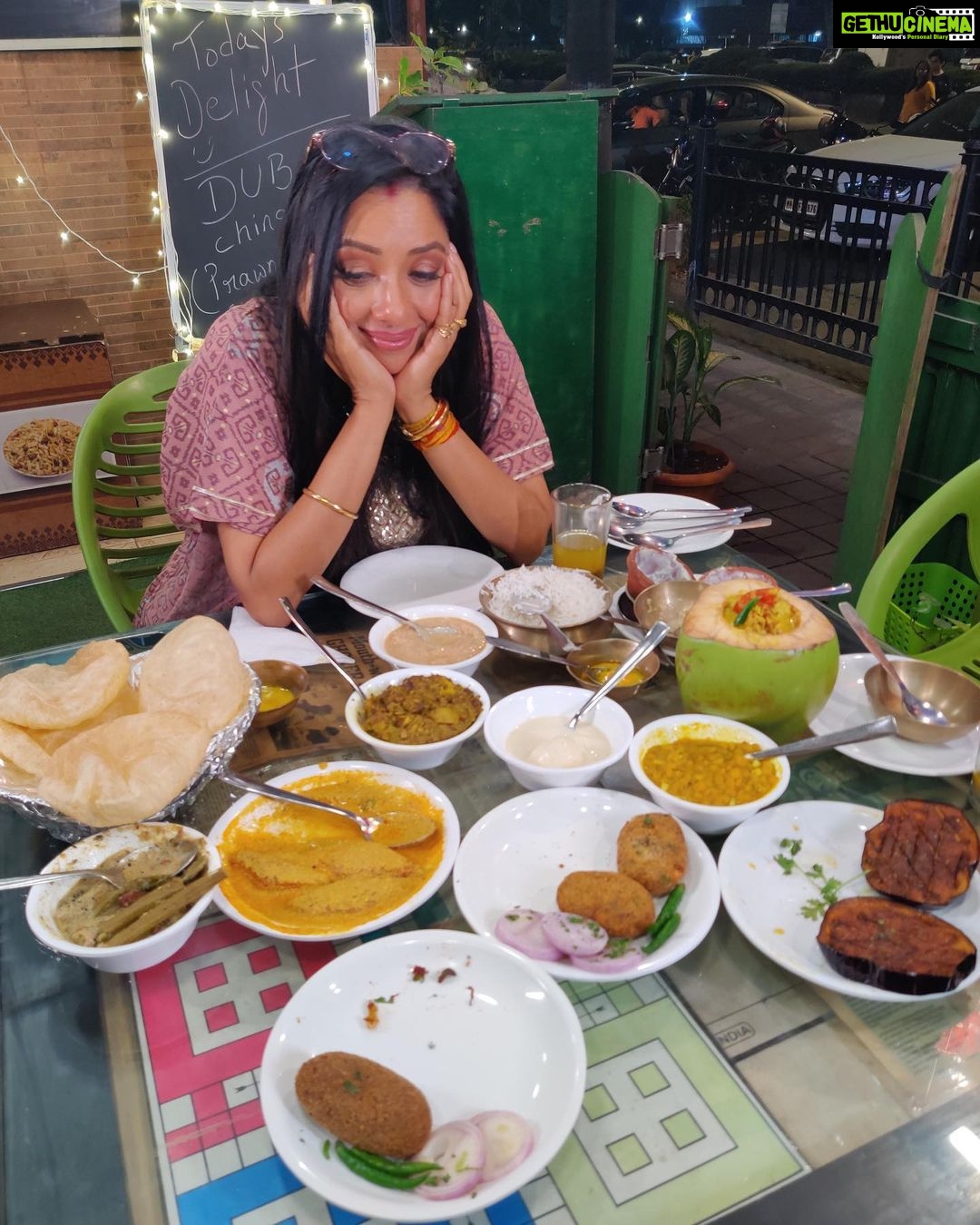 Rupali Ganguly Instagram - Happiness snapped in a picture!! The Bengali in me can never get enough of these delicacies!! ❤️ . . . #photoofday #foodie #foodlovers #instagood #instadaily #jaimatadi #jaimahakal #anupamaa #rupaliganguly