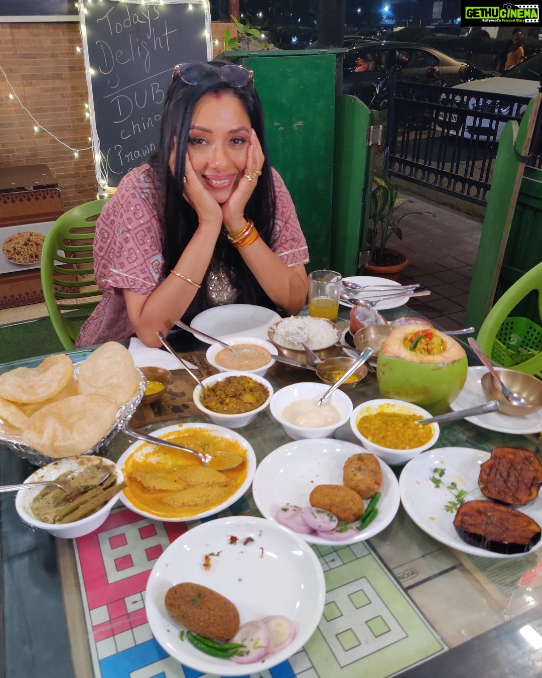 Rupali Ganguly Instagram - Happiness snapped in a picture!! The Bengali in me can never get enough of these delicacies!! ❤️ . . . #photoofday #foodie #foodlovers #instagood #instadaily #jaimatadi #jaimahakal #anupamaa #rupaliganguly