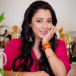 Rupali Ganguly Instagram - No one watches you harder than those who dislike you. Remember to give them a good show!! . . 💇‍♀️💄: @stylistsony & @jayprakashpal20 . . #feelkaroreelkaro #feelitreelit #reels #reelsinstagram #fanlove #explorepage #trends #jaimatadi #jaimahakal #anupamaa #rupaliganguly