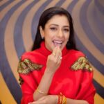 Rupali Ganguly Instagram - Bol do bindasss… Zindagii kal ho na ho!! . . 👗: @thefashion.tribe 🧣: @roshni0819 . . #feelkaroreelkaro #feelitreelit #reels #reelsinstagram #apunbola #srk #trending #jaimatadi #jaimahakal #anupamaa #rupaliganguly