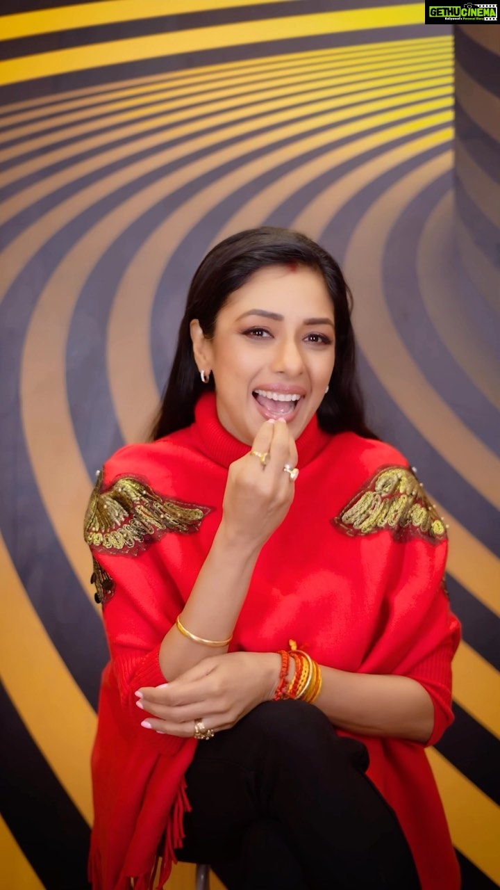 Rupali Ganguly Instagram - Bol do bindasss… Zindagii kal ho na ho!! . . 👗: @thefashion.tribe 🧣: @roshni0819 . . #feelkaroreelkaro #feelitreelit #reels #reelsinstagram #apunbola #srk #trending #jaimatadi #jaimahakal #anupamaa #rupaliganguly