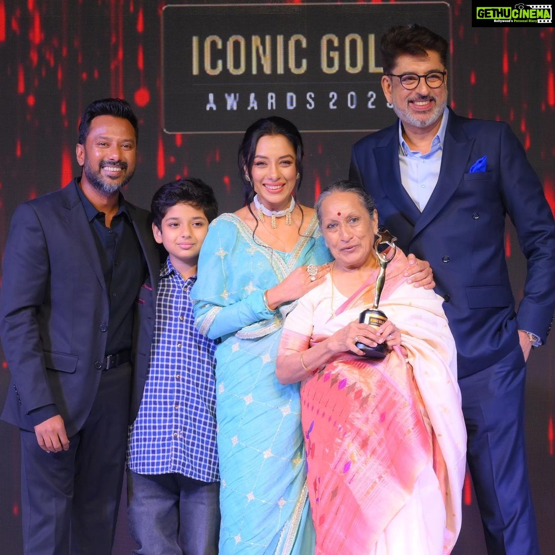 Rupali Ganguly Instagram - This picture is precious…has become one of my favourites❣️ Thank you @iconicgoldaward for the Best actress Television for Anupamaa … for Best Choreography to @vijayganguly for #yehekzindagi and also for this very special moment on stage with familia ❤️🙏🏻 #award #family #familia #ashrup #rupaliganguly #vijayganguly #instagood #anupamaa #gratitude #blessed #nofilter #jaimatadi #jaimahakal