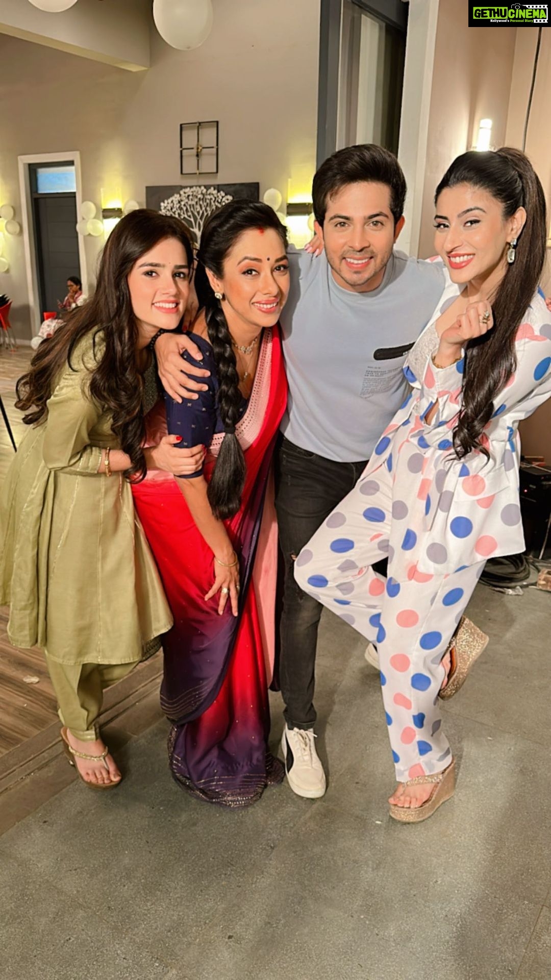 Rupali Ganguly Instagram - FRIYAAYYYY..!πΊπ»π . . . . . #anupamaa #funonset #bts #behindthescenes #tgif #fun #starplus #directorskutproduction #rupaliganguly #sagarparekh #ashleshasawant #nishisaxenaa #trending #dancereel #reelitfeelit Mumbai, Maharashtra