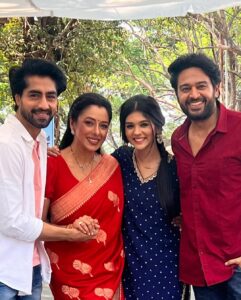 Rupali Ganguly Instagram - Anupamaa ke saath Akshara ka Ye Rishta kya kehlata hai 🥰❤️ #anupamaa #yrkkh #akshara #anujkapadia #abhimanyubirla #abhinavsharma #rupaliganguly #instagood #goodvibes #shooting #jaimatadi #jaimahakal @rajan.shahi.543 @deepa.shahi.1428 @romeshkalra @pranalirathodofficial @gauravkhannaofficial @harshad_chopda @gulshanshah15 @rishimandial @directorskutproduction @starplus @jaysoni25 @mahajankinshuk17
