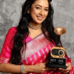 Rupali Ganguly Instagram - Honoured and grateful for this felicitation ..never thought the digital world would become such an important part of my life..and here I am getting recognized for my work in the digital space..this trophy is a tribute to all the housewives creating content and managing their homes at the same time..thank you @lokmat @rishidarda for this beautiful honour..it only gives me more motivation to entertain people via this multifaceted medium.. THANK YOU to the 3 men in my life without whom this honour would not have been possible.. @ashwinkverma #rudranshverma and @rajan.shahi.543 💕 Thank you to #Anupama for giving me a chance to be recognized on these beautiful platforms..and a BIG THANK YOU to my digital family for loving my content which only makes me want to create more and more of it for you guys .. THU THU THU..❤ 🧿🧿🧿 Styled By :- @nehaadhvikmahajan Saree :- @neerusindia Jewelery:- @tikamdasmotiramjewellers #LokmatDigitalCreatorAwards #DigitalCreator #Anupama #actor #blessed #instagood #gratitude #jaimahakal #jaimatadi @brandnbuzz @rajitkumra @jayprakashpal20 Ashwini thank u guys