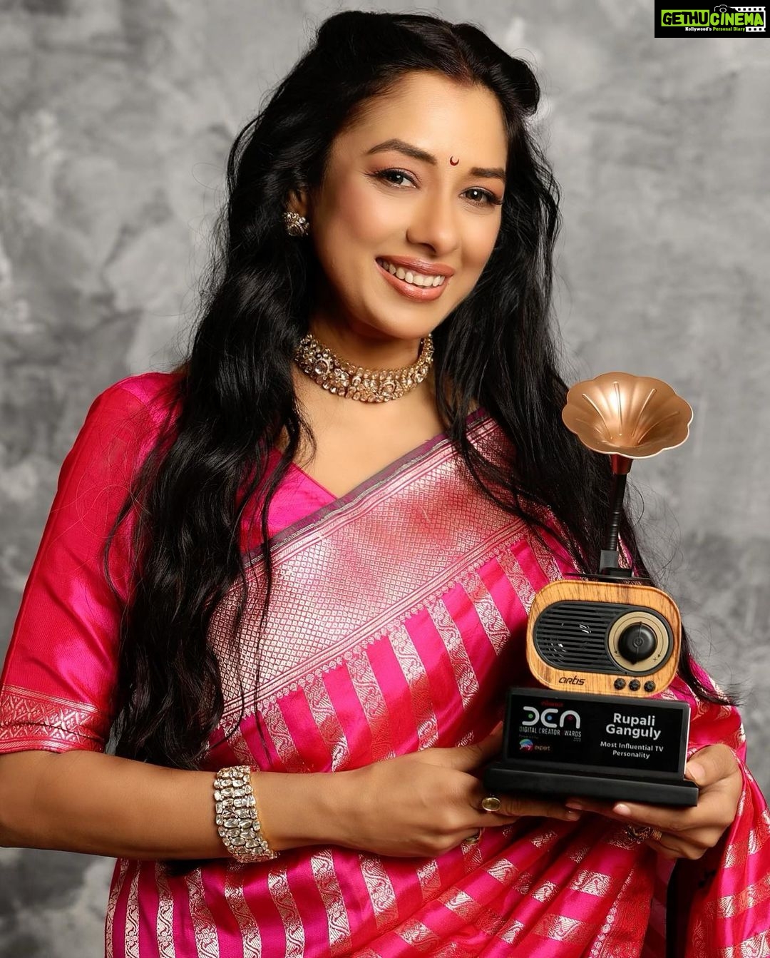 Rupali Ganguly Instagram - Honoured and grateful for this felicitation ..never thought the digital world would become such an important part of my life..and here I am getting recognized for my work in the digital space..this trophy is a tribute to all the housewives creating content and managing their homes at the same time..thank you @lokmat @rishidarda for this beautiful honour..it only gives me more motivation to entertain people via this multifaceted medium.. THANK YOU to the 3 men in my life without whom this honour would not have been possible.. @ashwinkverma #rudranshverma and @rajan.shahi.543 💕 Thank you to #Anupama for giving me a chance to be recognized on these beautiful platforms..and a BIG THANK YOU to my digital family for loving my content which only makes me want to create more and more of it for you guys .. THU THU THU..❤ 🧿🧿🧿 Styled By :- @nehaadhvikmahajan Saree :- @neerusindia Jewelery:- @tikamdasmotiramjewellers #LokmatDigitalCreatorAwards #DigitalCreator #Anupama #actor #blessed #instagood #gratitude #jaimahakal #jaimatadi @brandnbuzz @rajitkumra @jayprakashpal20 Ashwini thank u guys