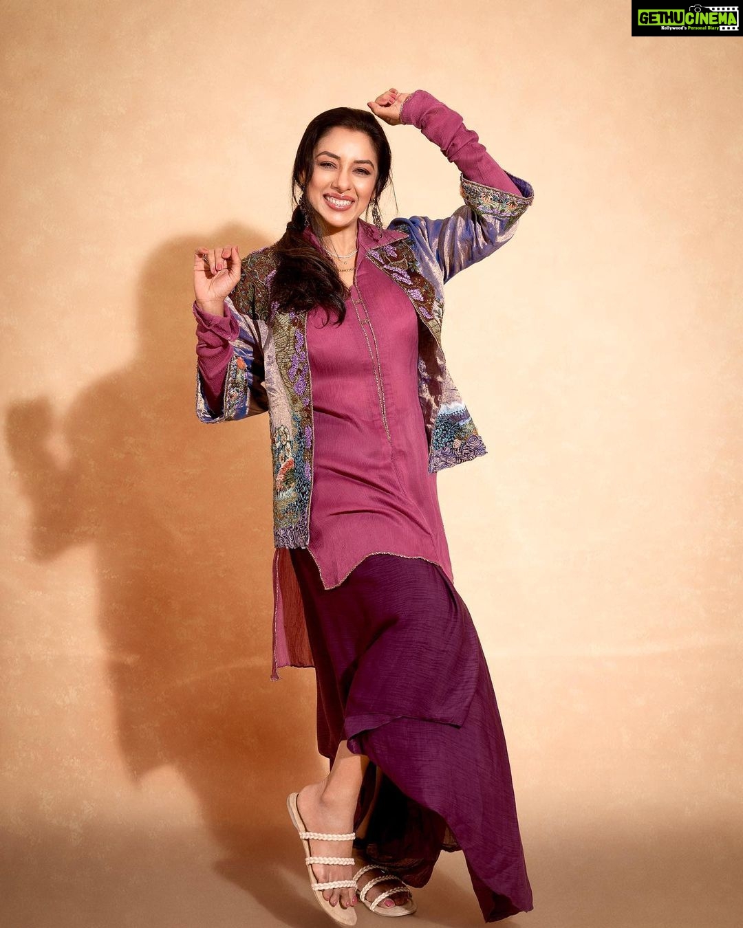 Rupali Ganguly Instagram - Saturday night posting dancing pictures while chilling on the couch π
π Happy weekend and Shubho Noboborsho π Outfit :- @ahummingway Jewllery:- @suki.jewellery Styled by @priyavajani #saturday #masti #rupaliganguly #instagood #saturdaynight #weekend #selflove #anupamaa #jaimatadi #jaimahakal